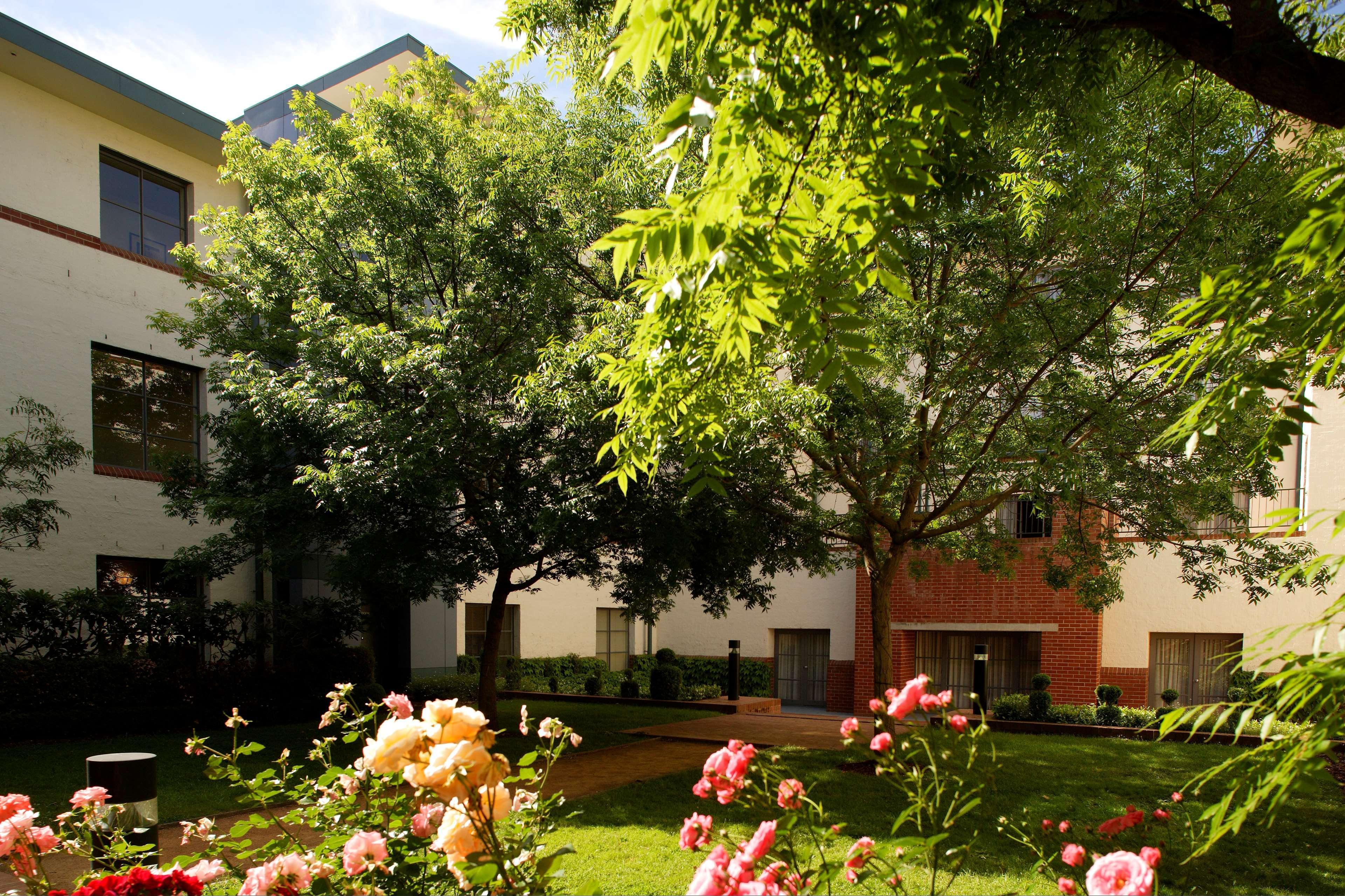Hyatt Hotel Canberra - A Park Hyatt Hotel Exterior foto The courtyard of the school