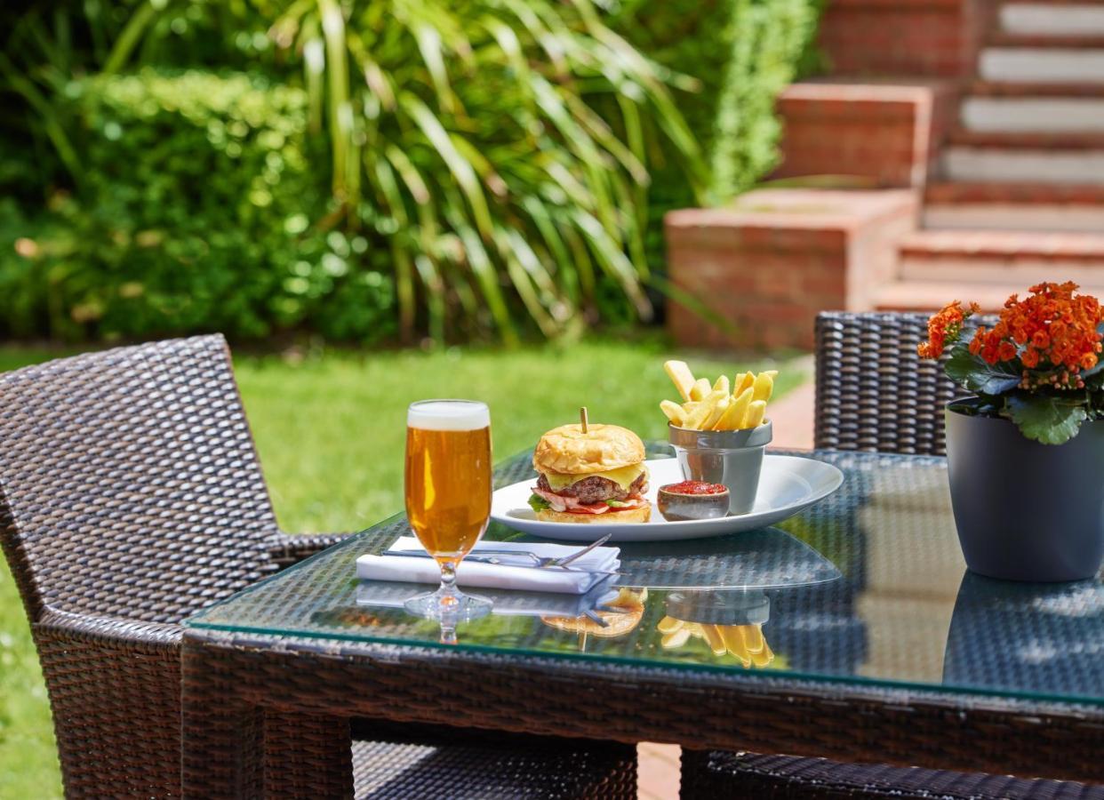 Hyatt Hotel Canberra - A Park Hyatt Hotel Exterior foto A typical patio set