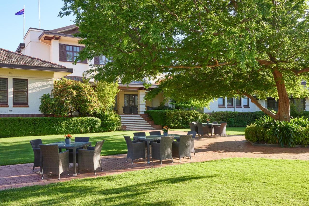 Hyatt Hotel Canberra - A Park Hyatt Hotel Exterior foto The grounds of the Governor's residence