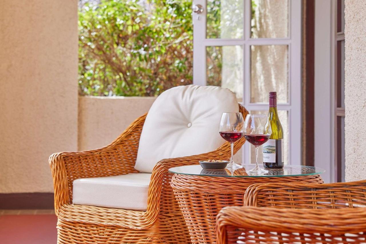 Hyatt Hotel Canberra - A Park Hyatt Hotel Exterior foto Wrought wicker furniture